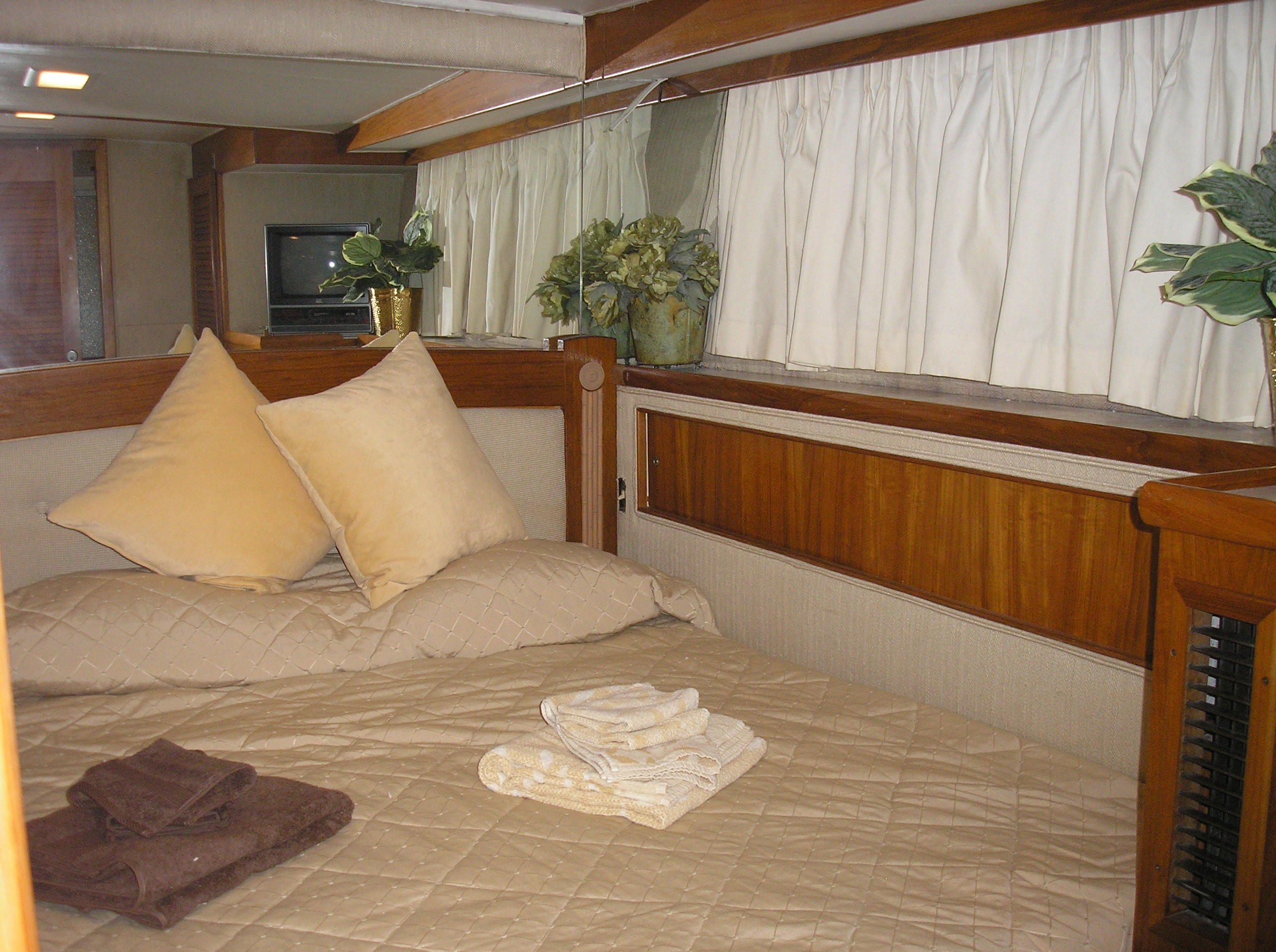 Midship Starboard Guest Stateroom